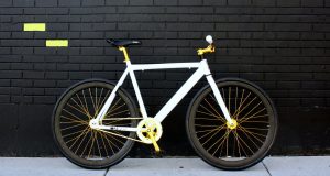 Fed hvid fixie cykel med guld detaljer